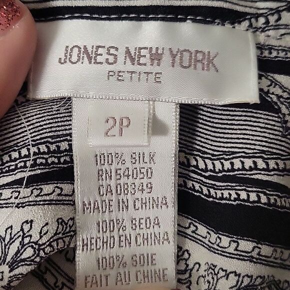 Jones New York 100% Silk Vintage Paisley Blouse. Size 2P - Picture 3 of 3
